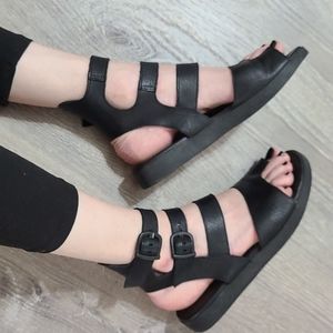 Arche toe ring gladiator sandals